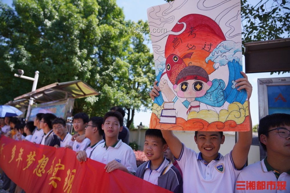 清华学霸凡尔赛式送考VS传统送考方式